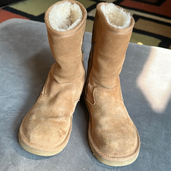 UGG mid length tan boot with zipper on side youth size 13 - Picture 1 of 5